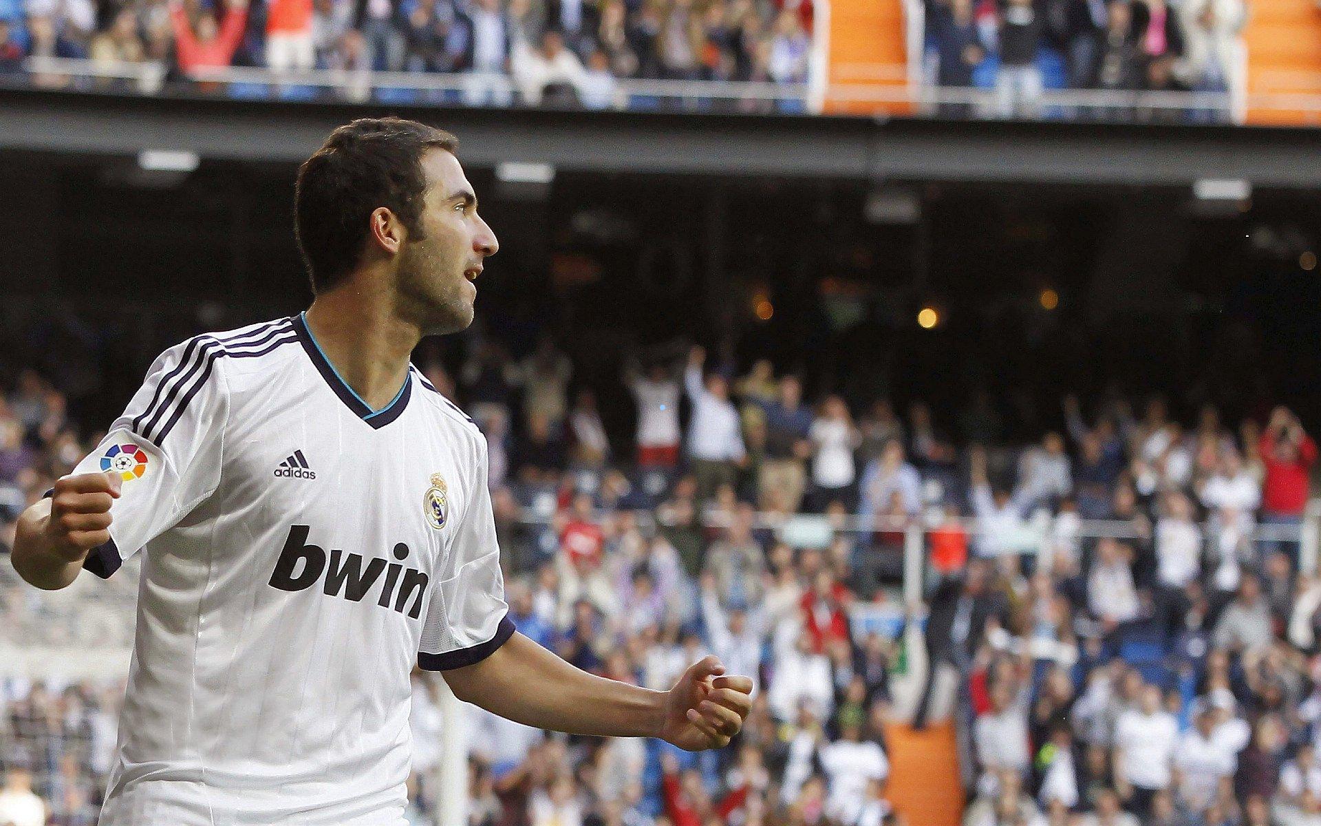 中国足球小将留洋期间集体聚餐，团队凝聚力与跨文化体验的完美结合